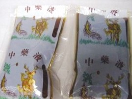 职业打假人揭露潜规则：商品吊牌说法不一露马脚(职业打假人王海举报苍南生产非法中药袋销往全国)